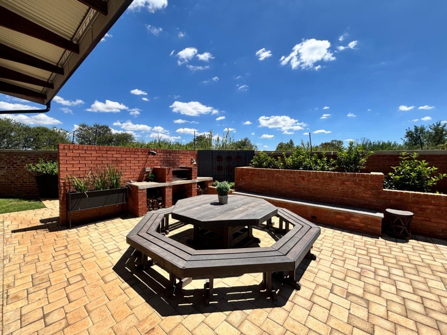 3 Bedroom Property for Sale in Van Der Hoff Park North West